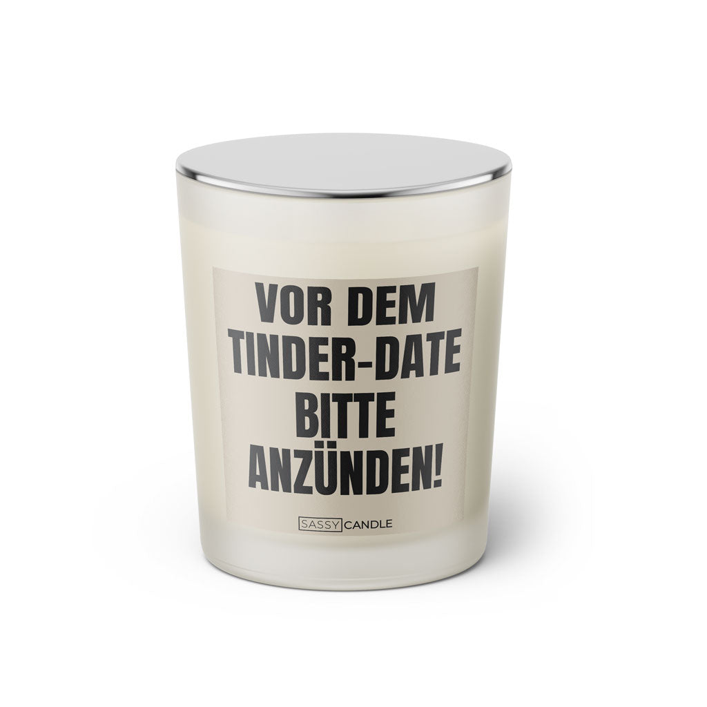 Duftkerze mit witzigem Spruch: Vor dem Tinder-Date bitte anzünden! Farbe beige und schwarze Schrift. Kerzenglas mit silbernem geschlossenem Deckel von SassyCandle.