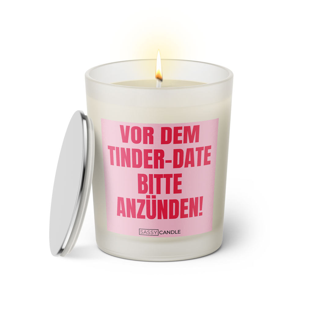 Duftkerze mit witzigem Spruch: Vor dem Tinder-Date bitte anzünden! Farbe rosa und pinke Schrift. Kerzenglas mit silbernem Deckel von SassyCandle.