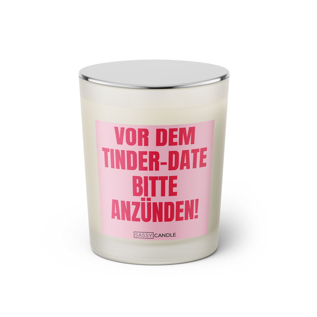Duftkerze mit witzigem Spruch: Vor dem Tinder-Date bitte anzünden! Farbe rosa und pinke Schrift. Kerzenglas mit silbernem geschlossenem Deckel von SassyCandle.