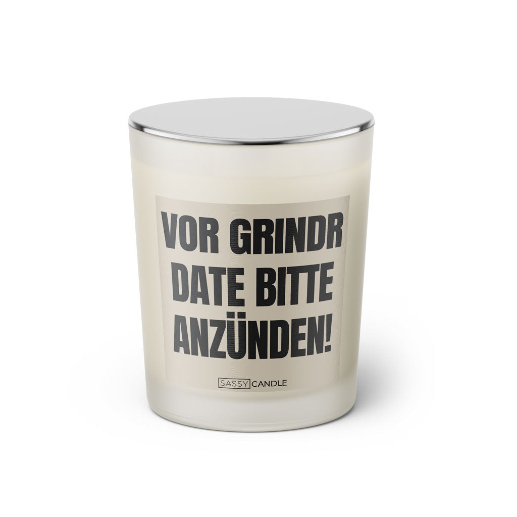 Duftkerze mit witzigen Spruch: Vor Grindr date bitte anzünden! Farbe beige und schwarz von Sassy Candle.