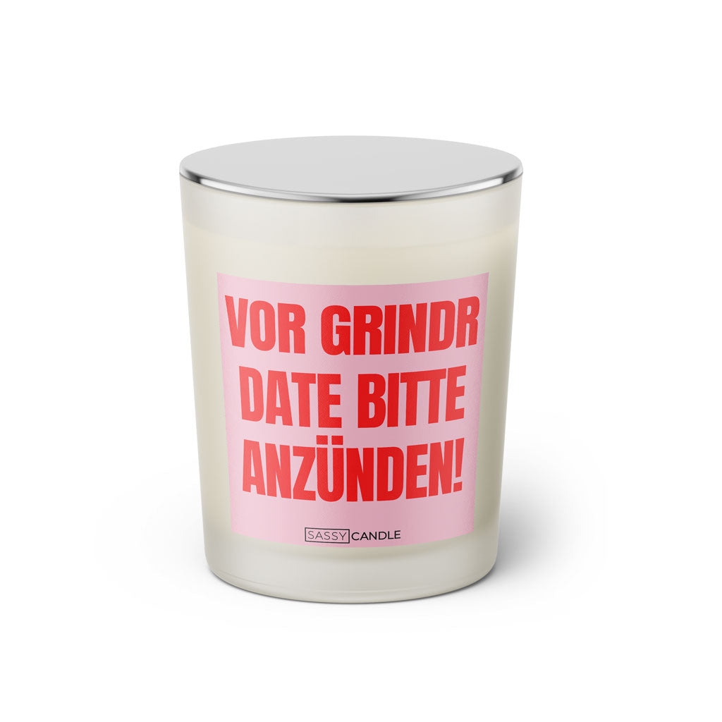 Duftkerze mit witzigen Spruch: Vor Grindr date bitte anzünden! Farbe rosa und pink von Sassy Candle.