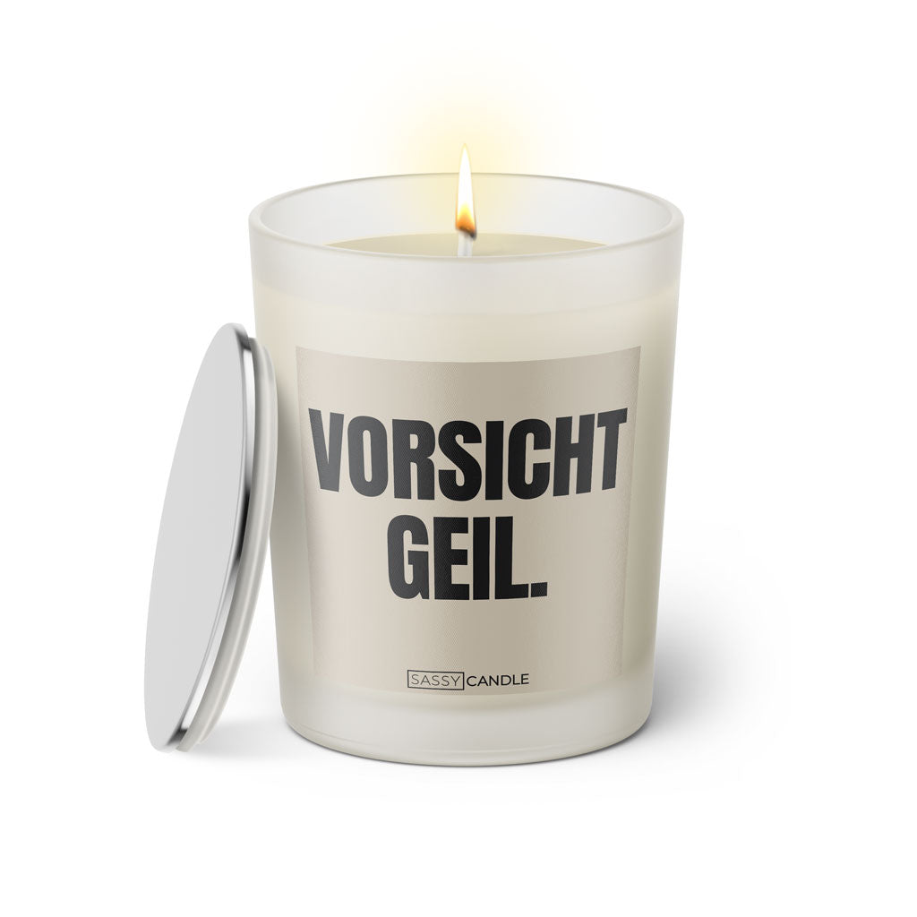 Duftkerze mit Spruch: Vorsicht geil. Farbe beige und schwarz von Sassy Candle.