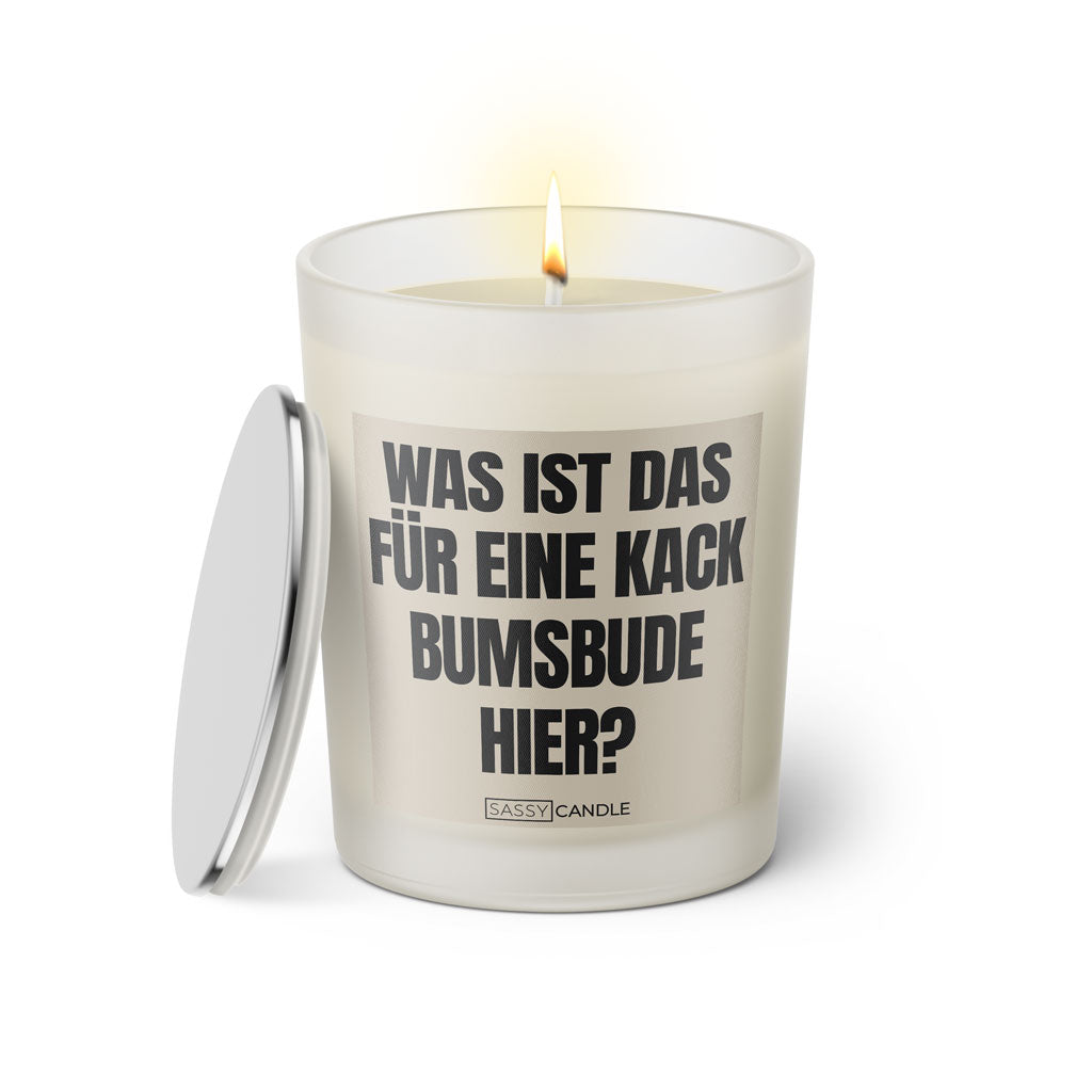 Duftkerze mit Spruch: Was ist das für eine kack Bumsbude hier? Farbe schwarz und beige von Sassy Candle.