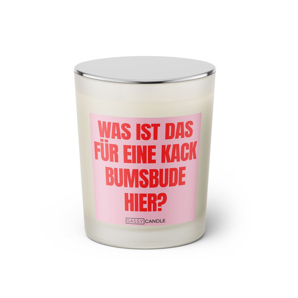 Duftkerze mit Spruch: Was ist das für eine kack Bumsbude hier? Farbe rosa und pink von Sassy Candle.