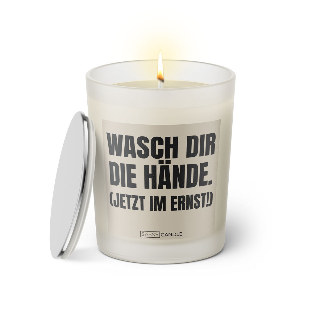 Duftkerze mit witzigem Spruch: Wasch dir die Hände (jetzt im Ernst!). Farbe beige und schwarze Schrift. Kerzenglas mit silbernem Deckel von SassyCandle.