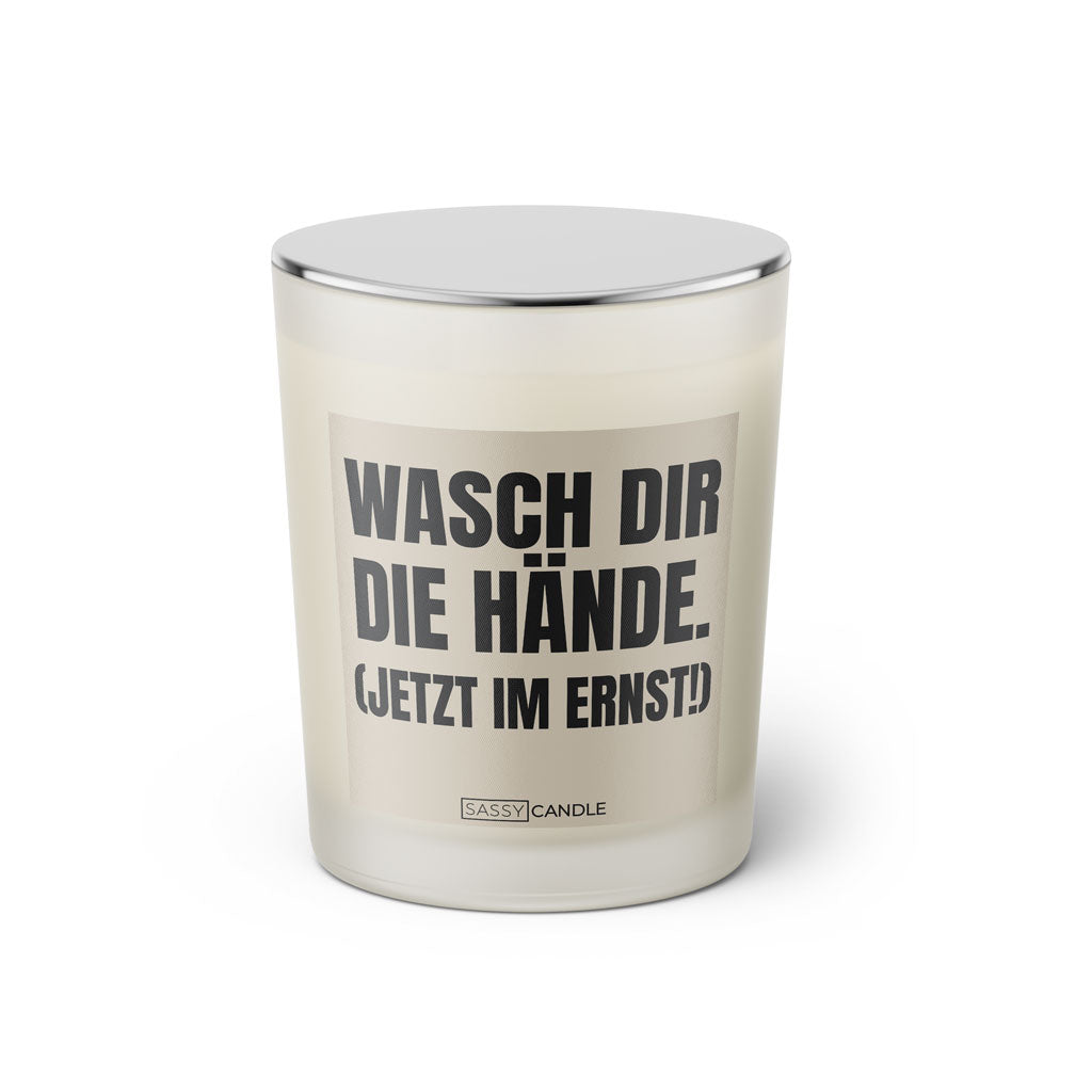 Duftkerze mit witzigem Spruch: Wasch dir die Hände (jetzt im Ernst!). Farbe beige und schwarze Schrift. Kerzenglas mit silbernem geschlossenem Deckel von SassyCandle.