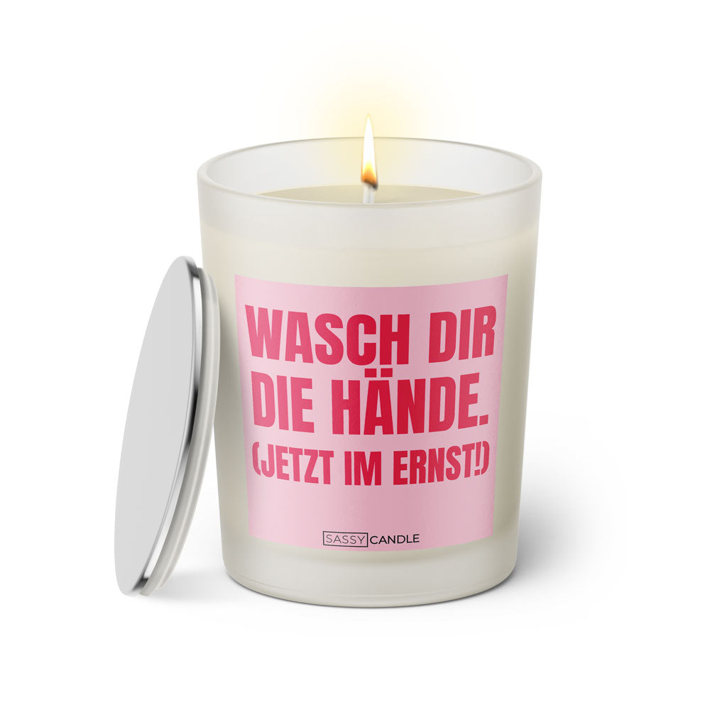 Duftkerze mit witzigem Spruch: Wasch dir die Hände (jetzt im Ernst!). Farbe rosa und pinke Schrift. Kerzenglas mit silbernem Deckel von SassyCandle.