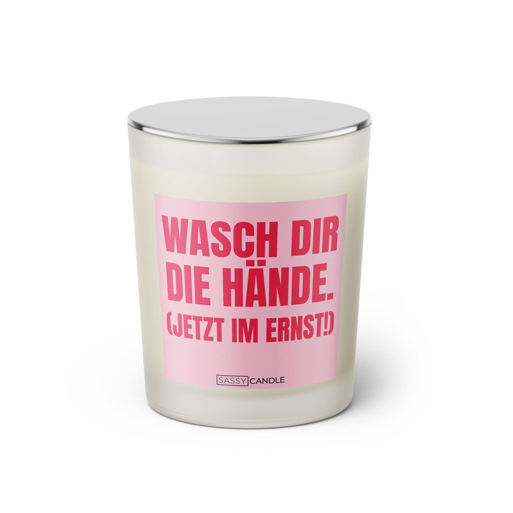 Duftkerze mit witzigem Spruch: Wasch dir die Hände (jetzt im Ernst!). Farbe rosa und pinke Schrift. Kerzenglas mit silbernem geschlossenem Deckel von SassyCandle.