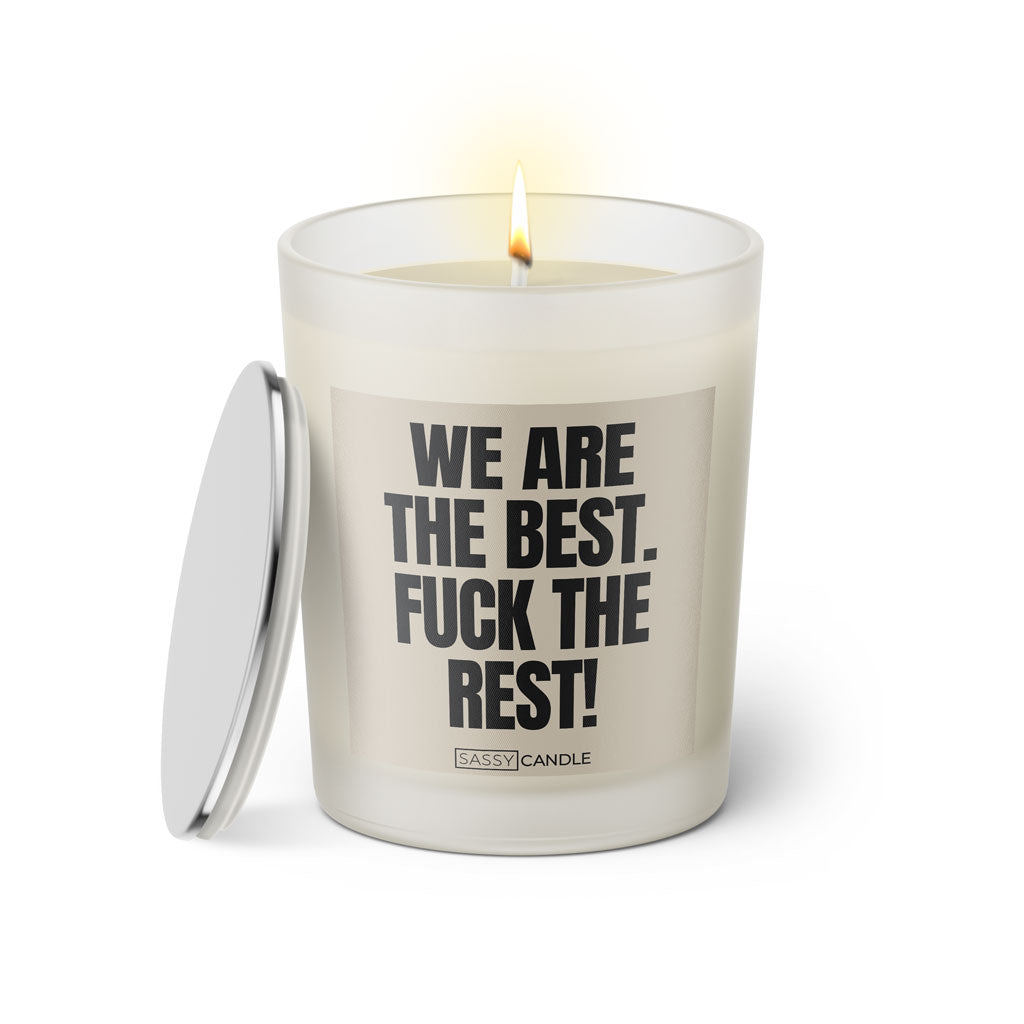 Duftkerze mit Spruch: We are the best. Fuck the rest! Farbe beige und schwarz von Sassy Candle.