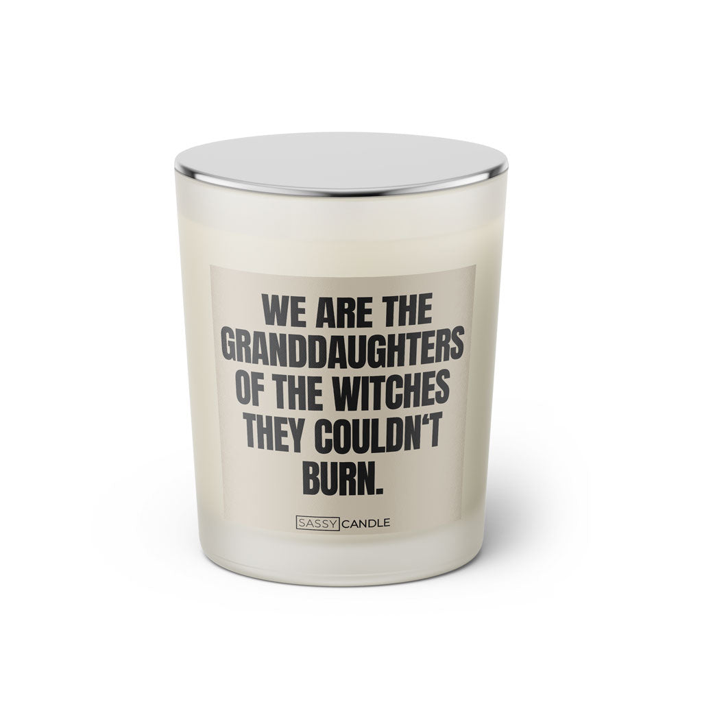 Duftkerze mit witzigen Spruch: We are the granddaughters of the witches they couldn't burn. Farbe beige und schwarz von Sassy Candle.