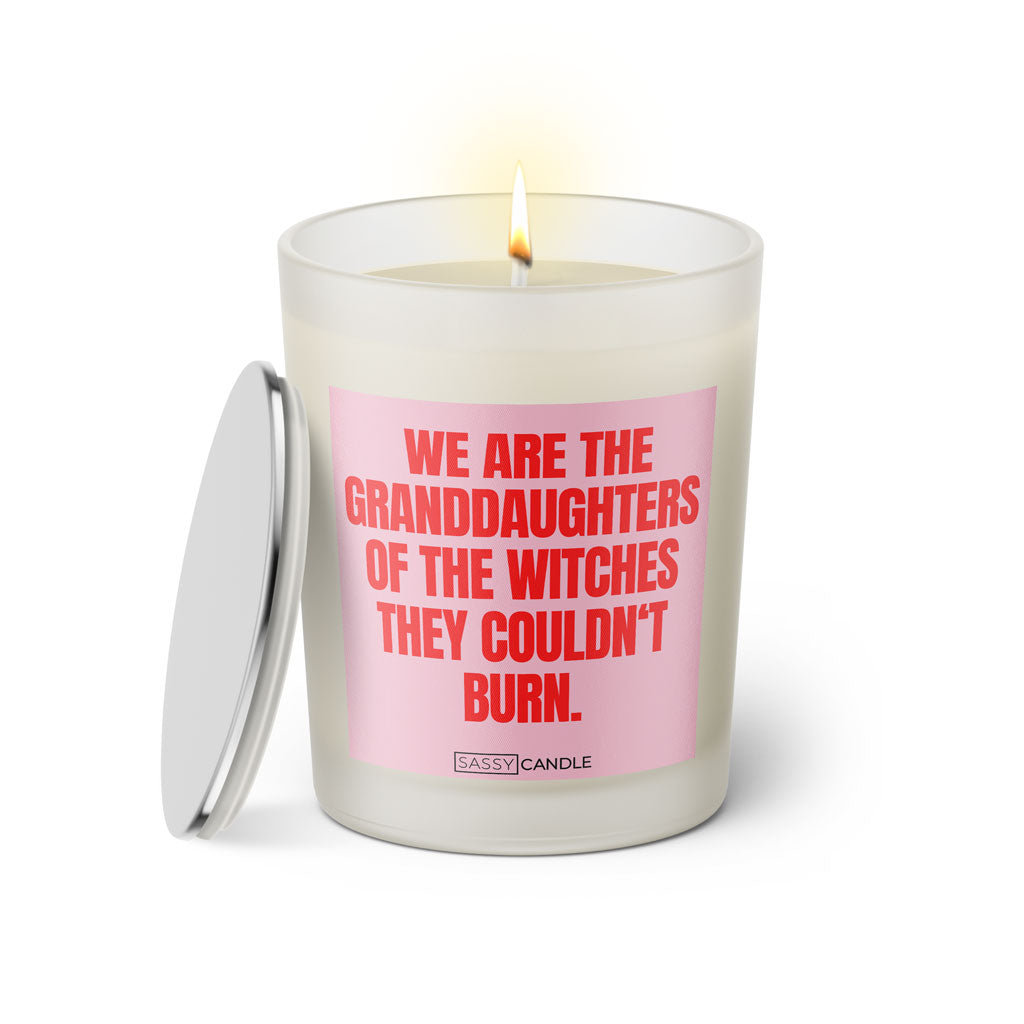 Duftkerze mit witzigen Spruch: We are the granddaughters of the witches they couldn't burn. Farbe rosa und pink von Sassy Candle.
