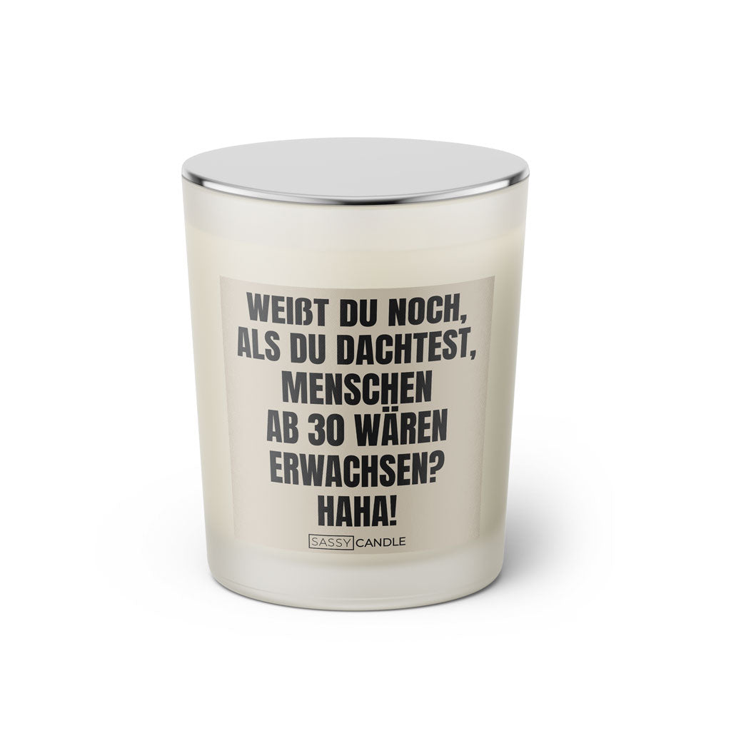 Duftkerze mit Spruch: Weißt du noch, als du dachtest, Menschen ab 30 wären erwachsen? Haha! Farbe beige und schwarz von Sassy Candle.