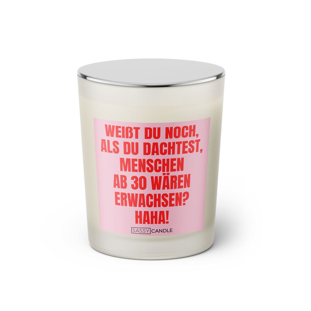 Duftkerze mit Spruch: Weißt du noch, als du dachtest, Menschen ab 30 wären erwachsen? Haha! Farbe rosa und pink von Sassy Candle.