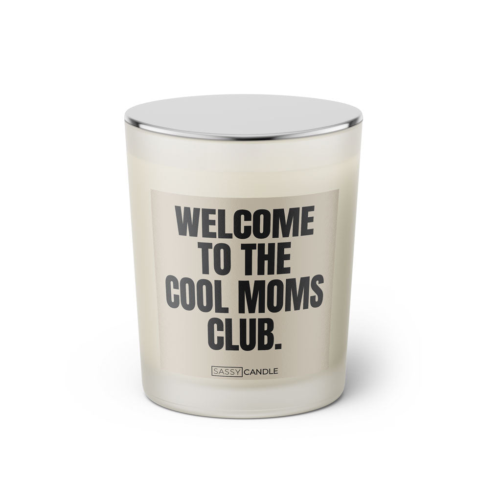 Duftkerze mit witzigen Spruch: Welcome to the Cool Moms Club. Farbe beige und schwarz von Sassy Candle.