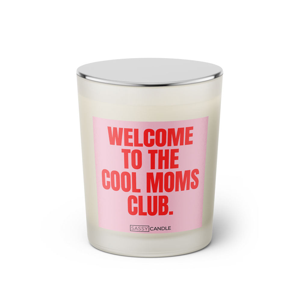 Duftkerze mit witzigen Spruch: Welcome to the Cool Moms Club. Farbe rosa und pink von Sassy Candle.