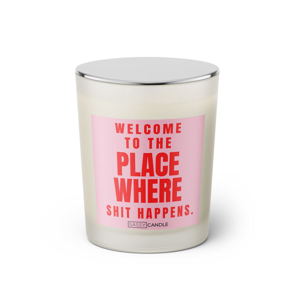 Duftkerze mit witzigen Spruch: Welcome to the place where shit happens. Kerzenglas mit silbernen Deckel von Sassy Candle. Farbe rosa und pink.