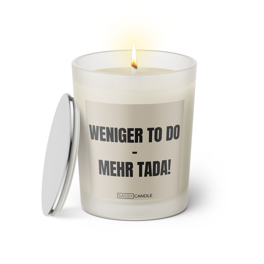 Duftkerze mit witzigen Spruch: Weniger to do - mehr tada! Kerzenglas mit silbernen Deckel von Sassy Candle. Farbe beige und schwarz.