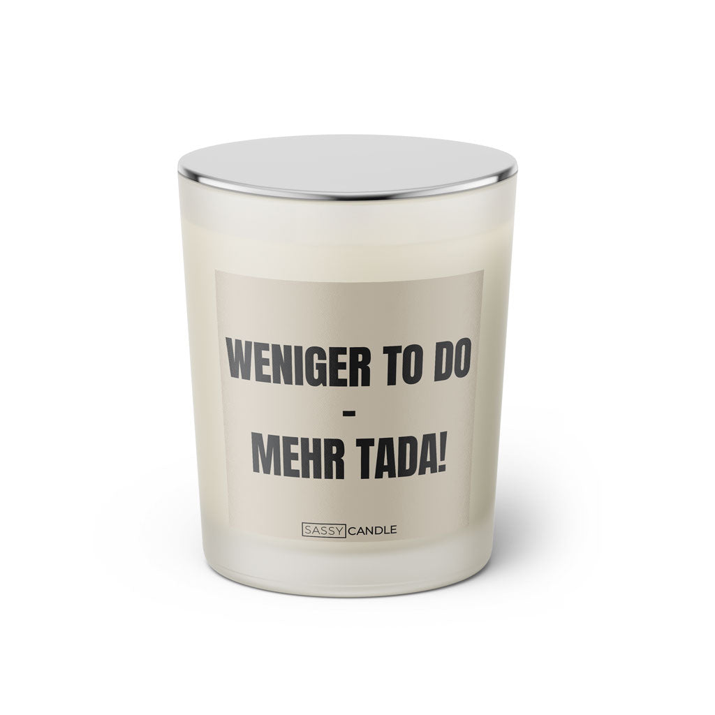 Duftkerze mit witzigen Spruch: Weniger to do - mehr tada! Kerzenglas mit silbernen Deckel von Sassy Candle. Farbe beige und schwarz.