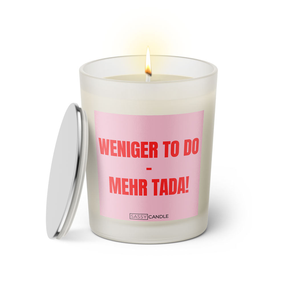 Duftkerze mit witzigen Spruch: Weniger to do - mehr tada! Kerzenglas mit silbernen Deckel von Sassy Candle. Farbe rosa und pink.