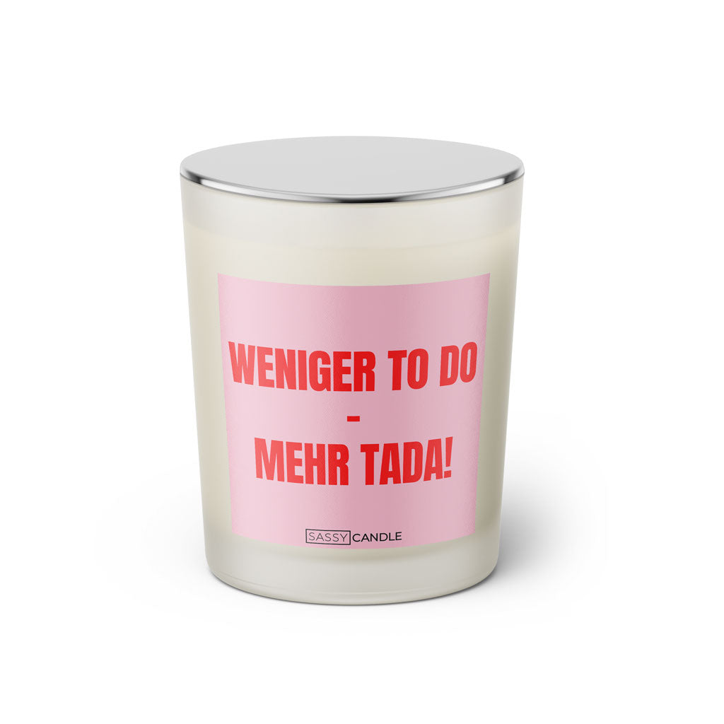 Duftkerze mit witzigen Spruch: Weniger to do - mehr tada! Kerzenglas mit silbernen Deckel von Sassy Candle. Farbe rosa und pink.