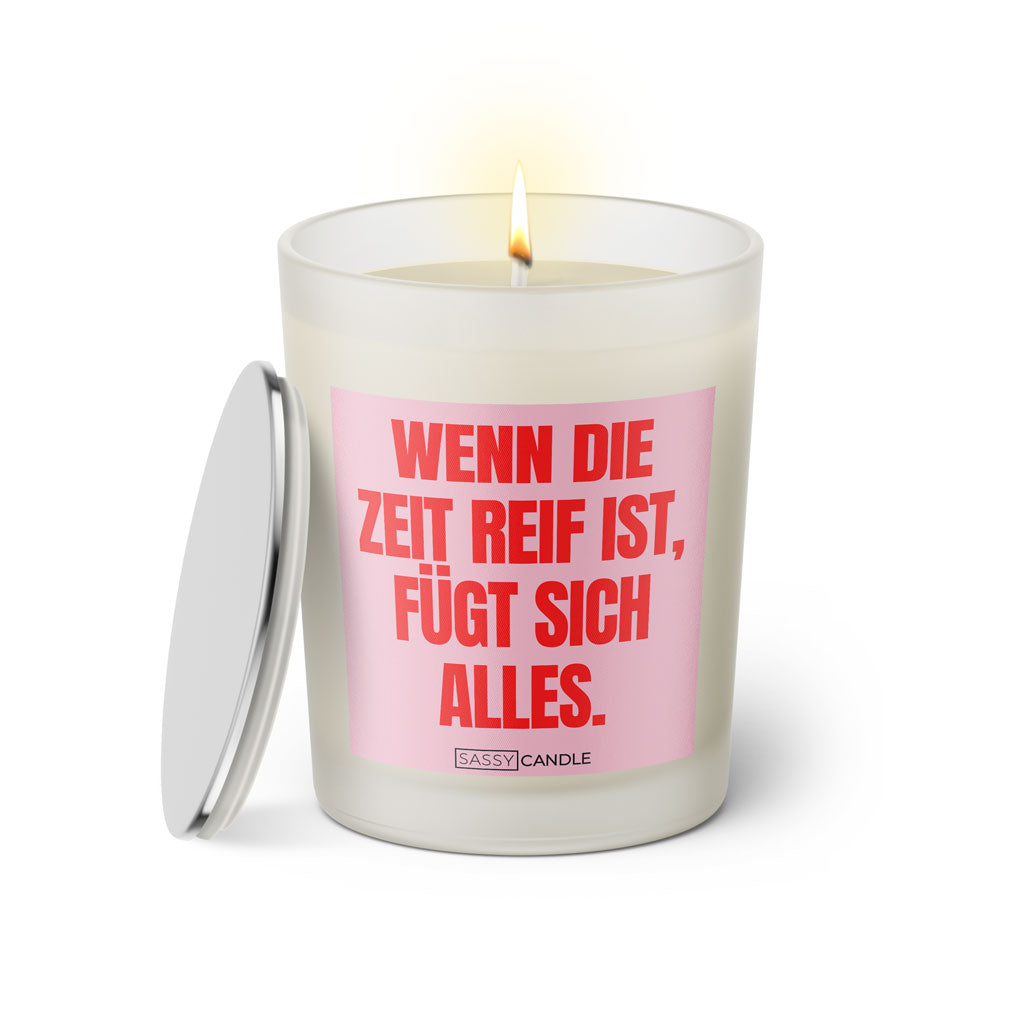 Duftkerze mit Spruch: Wenn die Zeit reif ist, fügt sich alles. Farbe rosa und pink von Sassy Candle.