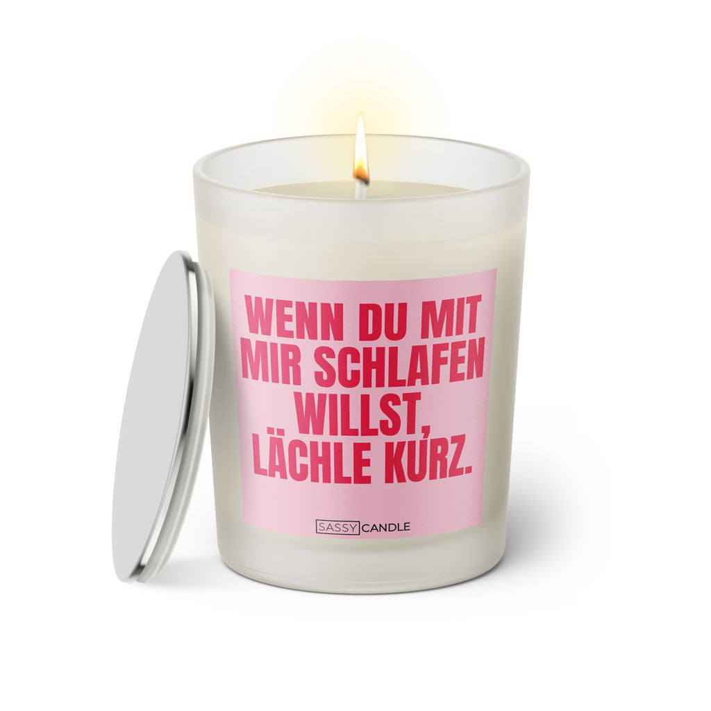 Duftkerze mit witzigem Spruch: Wenn du mit mir schlafen willst, lächle kurz. Farbe rosa und pinke Schrift. Kerzenglas mit silbernem Deckel von SassyCandle.