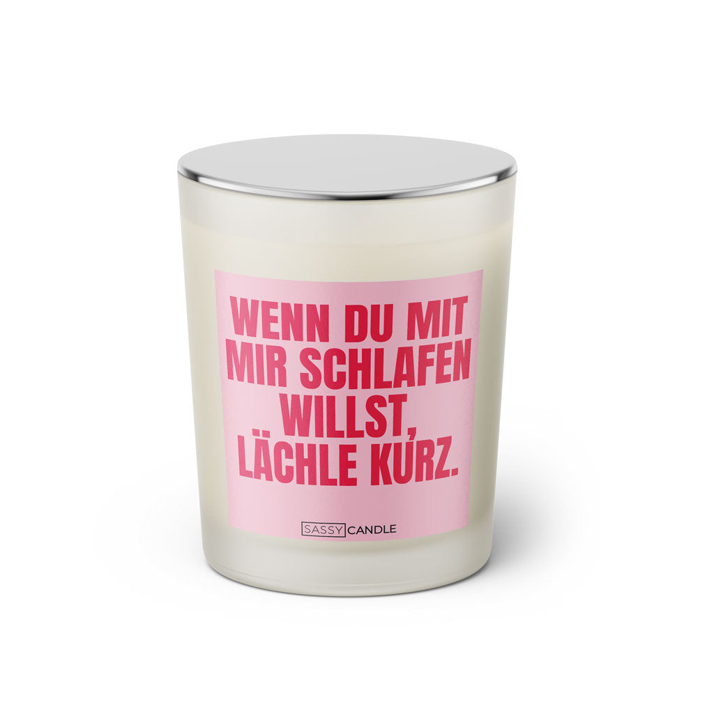 Duftkerze mit witzigem Spruch: Wenn du mit mir schlafen willst, lächle kurz. Farbe rosa und pinke Schrift. Kerzenglas mit silbernem geschlossenem Deckel von SassyCandle.
