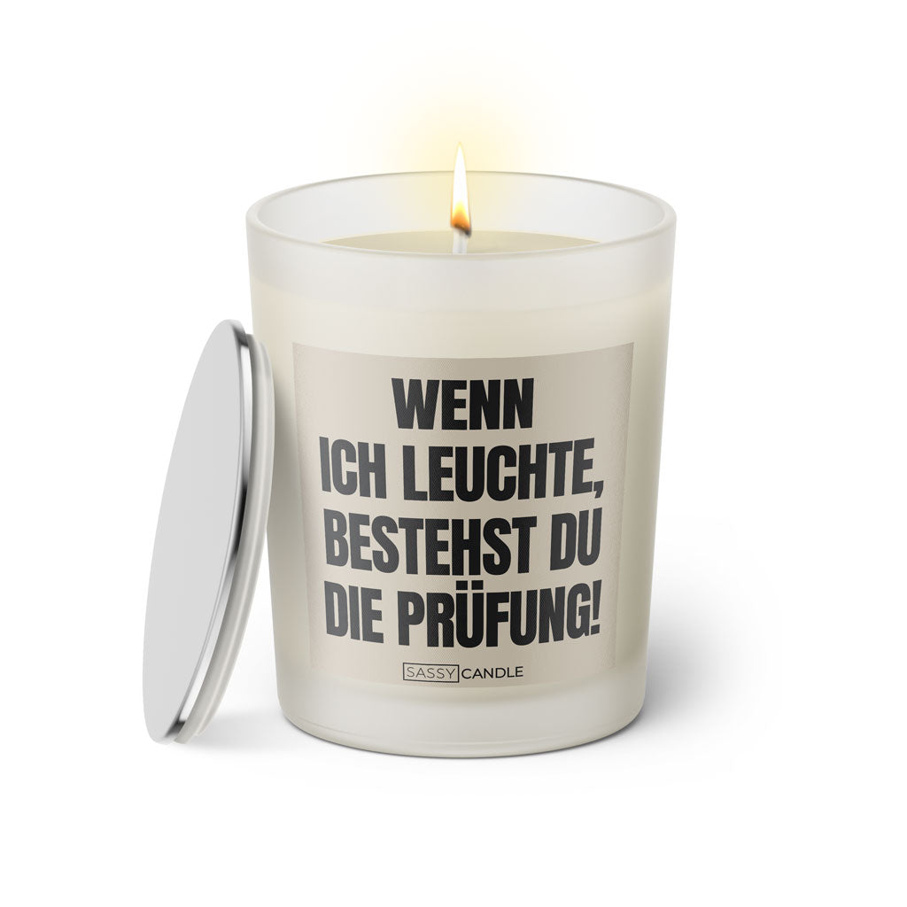 Duftkerze mit witzigen Spruch: Wenn ich leuchte, bestehst du die Prüfung! Farbe beige und schwarz von Sassy Candle.