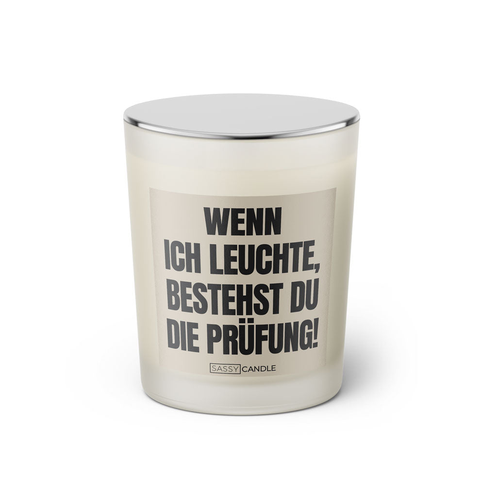 Duftkerze mit witzigen Spruch: Wenn ich leuchte, bestehst du die Prüfung! Farbe beige und schwarz von Sassy Candle.