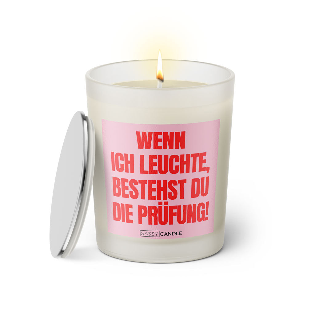 Duftkerze mit witzigen Spruch: Wenn ich leuchte, bestehst du die Prüfung! Farbe rosa und pink von Sassy Candle.