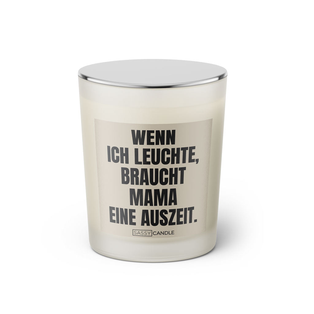 Duftkerze mit witzigen Spruch: Wenn ich leuchte, braucht Mama eine Auszeit. Farbe beige und schwarz mit silbernem Deckel von Sassy Candle.