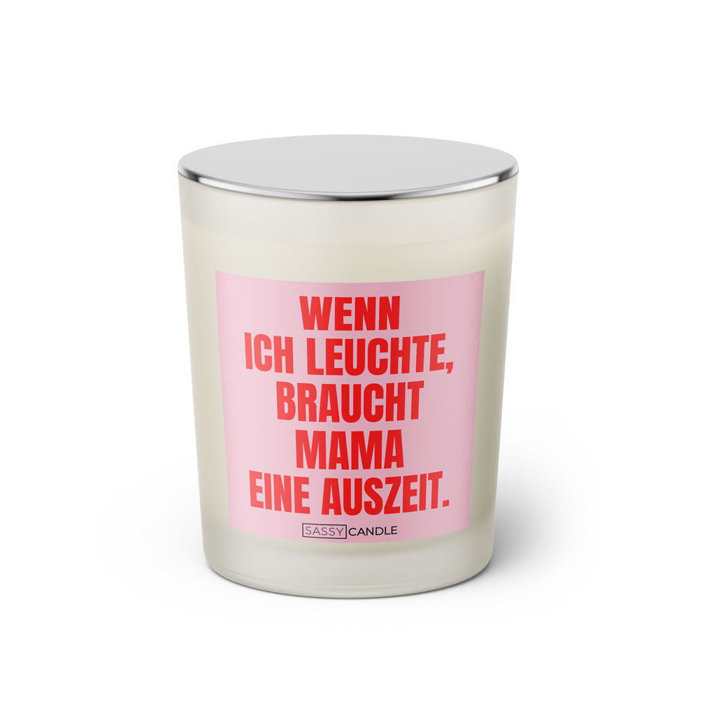 Duftkerze mit witzigen Spruch: Wenn ich leuchte, braucht Mama eine Auszeit. Farbe rosa und pink mit silbernem Deckel von Sassy Candle.