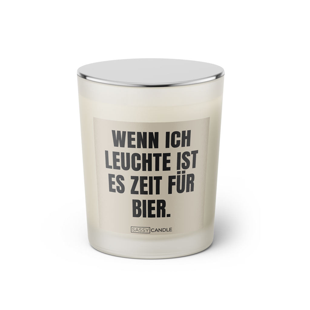 Duftkerze mit witzigem Spruch: Wenn ich leuchte ist es Zeit für Bier. Farbe beige und schwarze Schrift. Kerzenglas mit silbernem geschlossenem Deckel von SassyCandle.