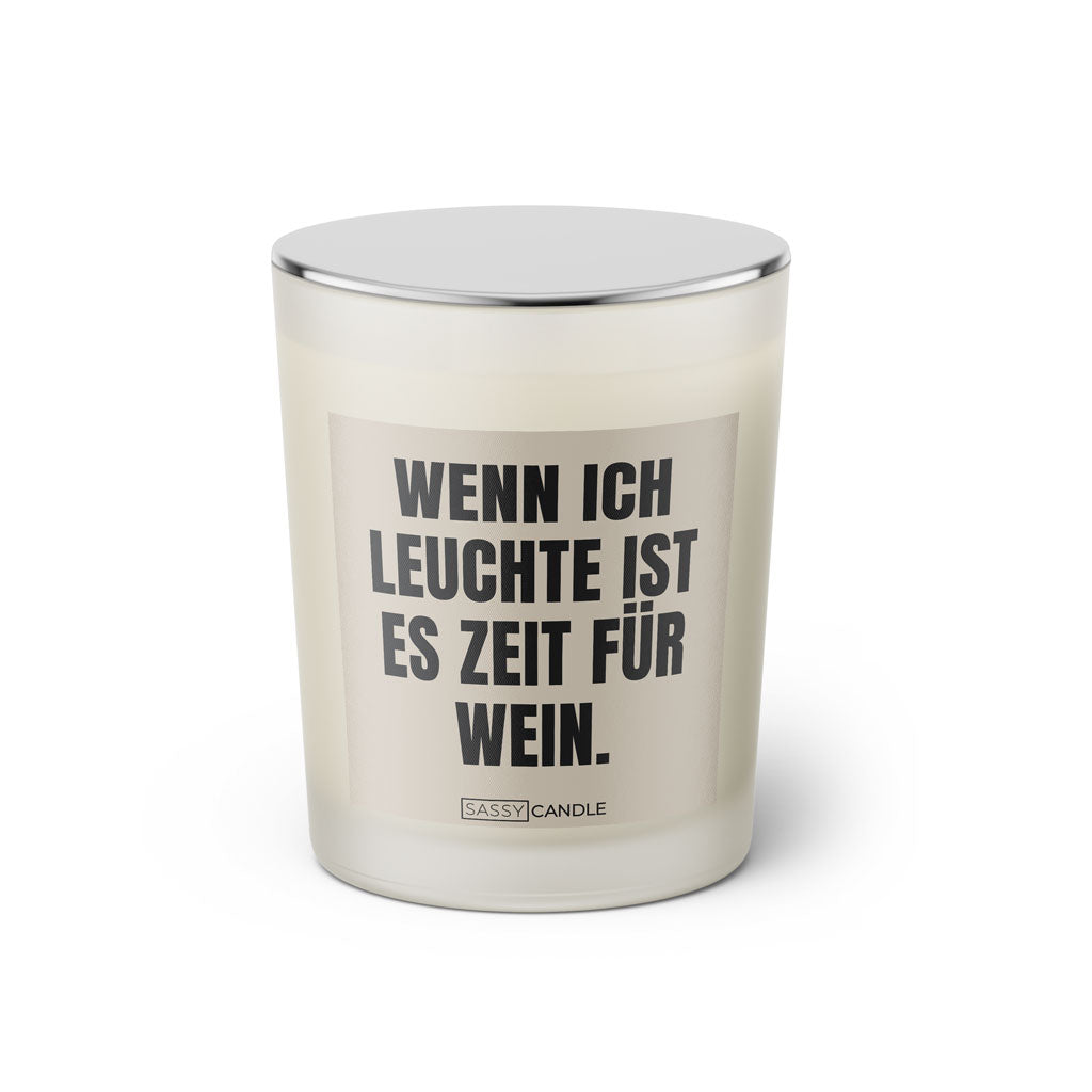 Duftkerze mit witzigem Spruch: Wenn ich leuchte ist es Zeit für Wein. Farbe beige und schwarze Schrift. Kerzenglas mit silbernem geschlossenem Deckel von SassyCandle.