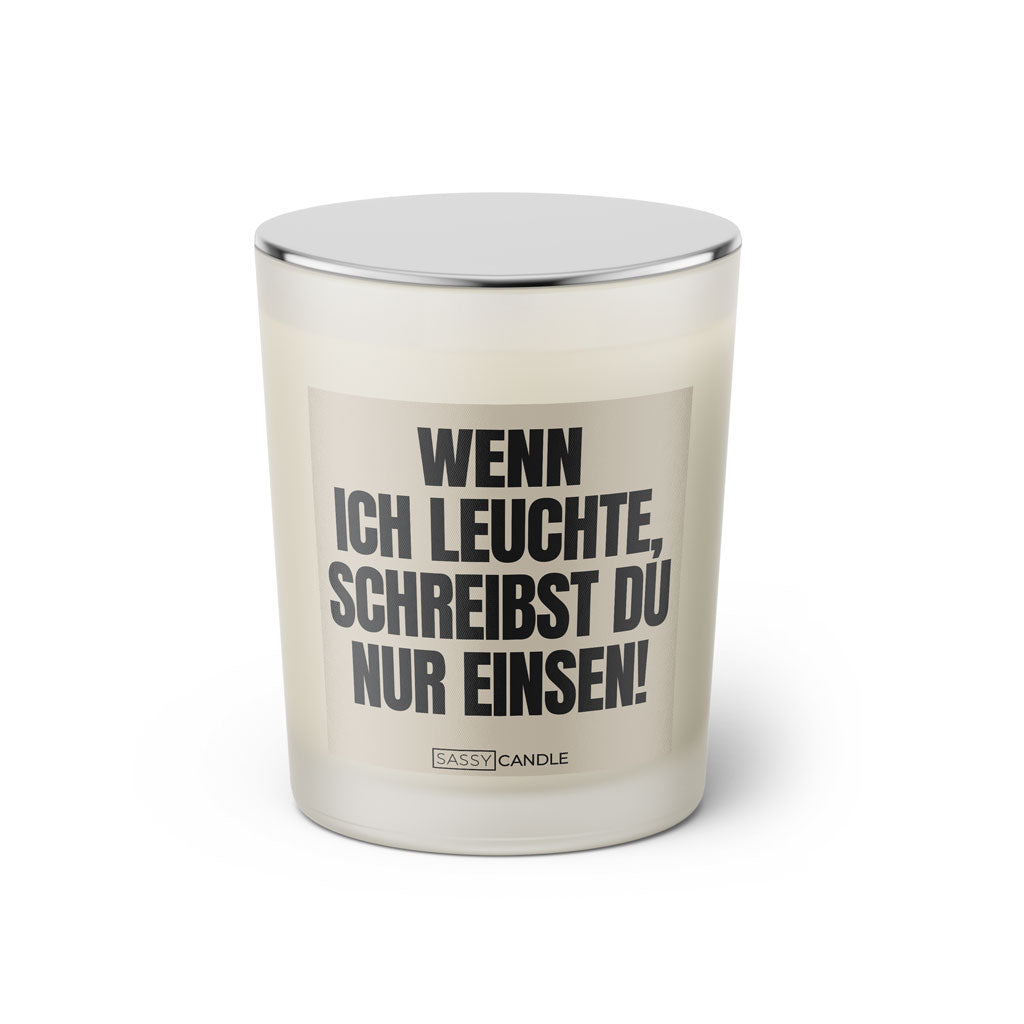 Duftkerze mit witzigen Spruch: Wenn ich leuchte, schreibst du nur Einsen! Farbe beige und schwarz von Sassy Candle.