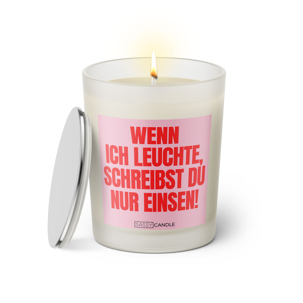 Duftkerze mit witzigen Spruch: Wenn ich leuchte, schreibst du nur Einsen! Farbe rosa und pink von Sassy Candle.