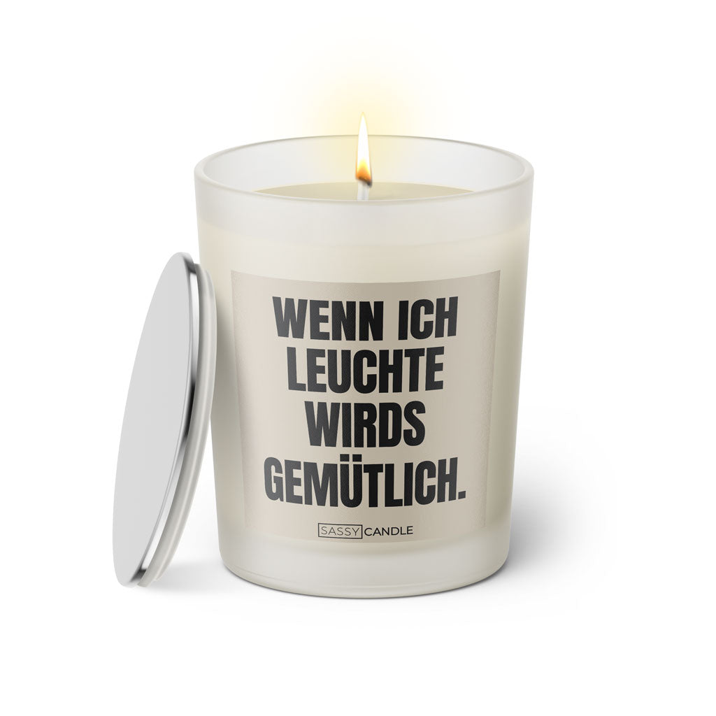 Duftkerze mit Spruch: Wenn ich leuchte wird's gemütlich. Farbe beige und schwarz von Sassy Candle.