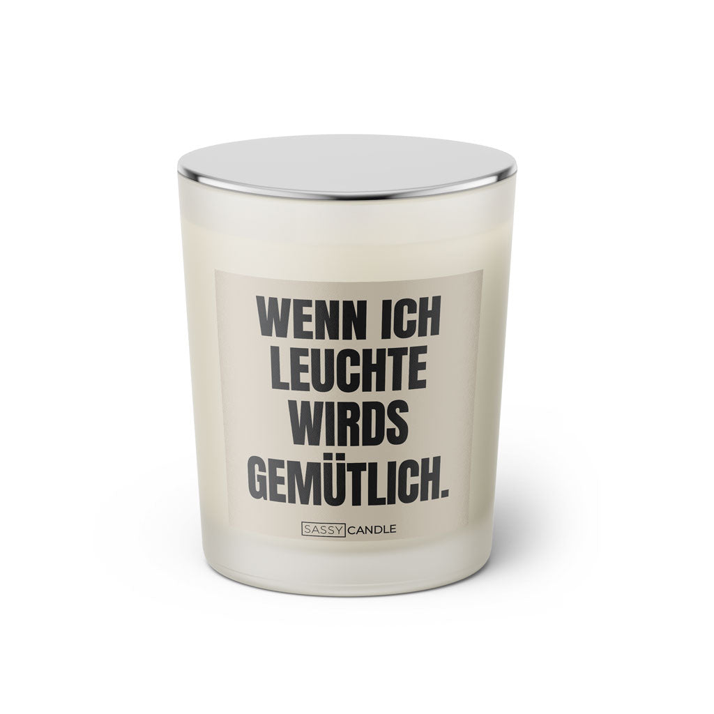 Duftkerze mit Spruch: Wenn ich leuchte wird's gemütlich. Farbe beige und schwarz von Sassy Candle.