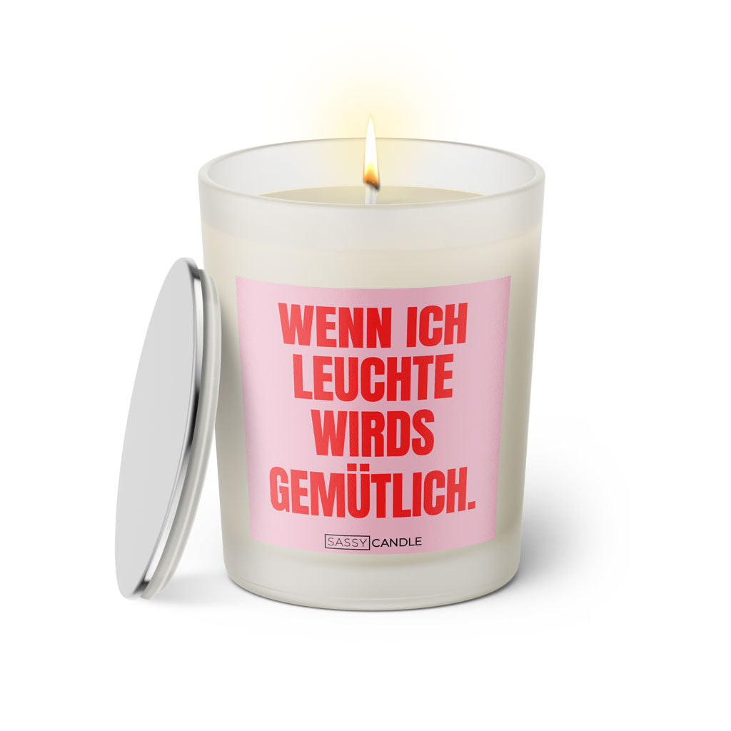Duftkerze mit Spruch: Wenn ich leuchte wird's gemütlich. Farbe rosa und pink von Sassy Candle.