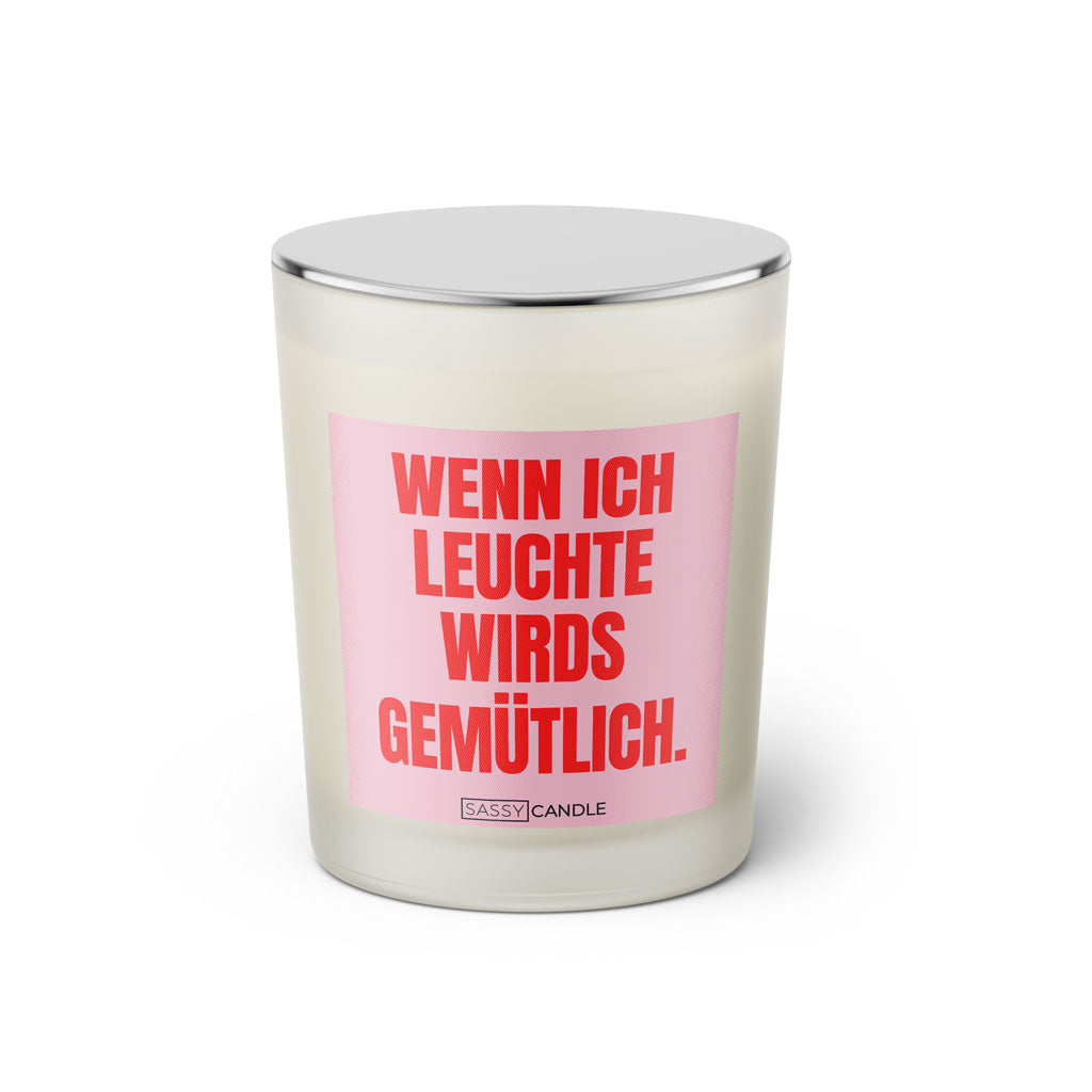 Duftkerze mit Spruch: Wenn ich leuchte wird's gemütlich. Farbe rosa und pink von Sassy Candle.