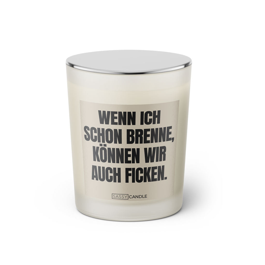 Duftkerze mit Spruch: Wenn ich schon brenne, können wir auch ficken. Farbe beige und schwarz von Sassy Candle.