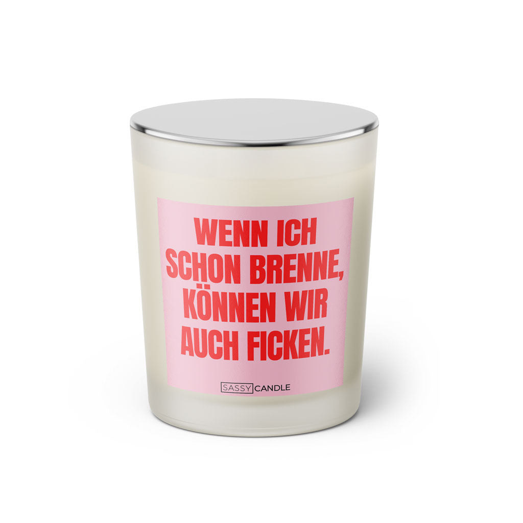 Duftkerze mit Spruch: Wenn ich schon brenne, können wir auch ficken. Farbe rosa und pink von Sassy Candle.