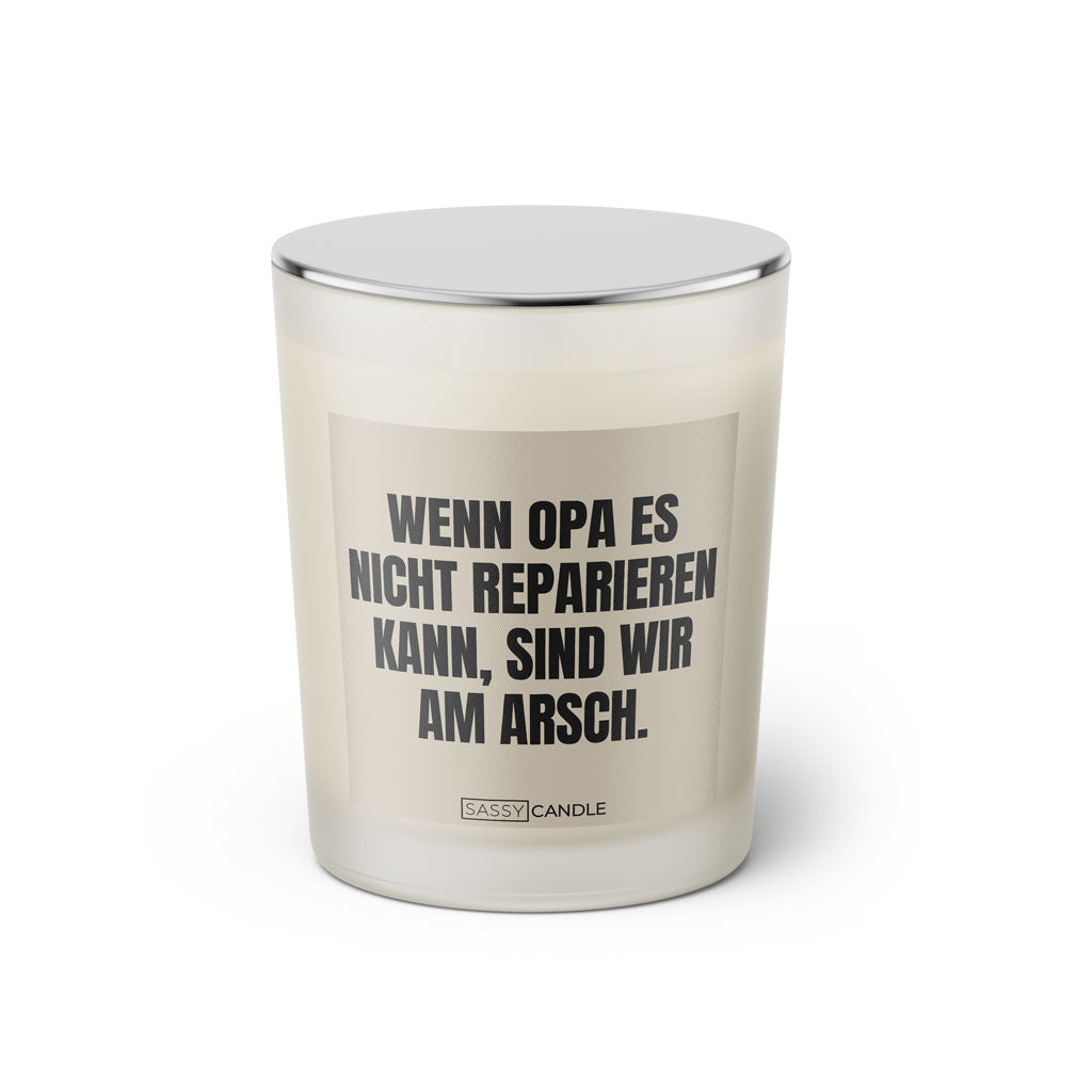 Duftkerze mit witzigen Spruch: Wenn Opa es nicht reparieren kann, sind wir am Arsch. Kerzenglas mit silbernen Deckel von Sassy Candle. Farbe schwarz und beige.