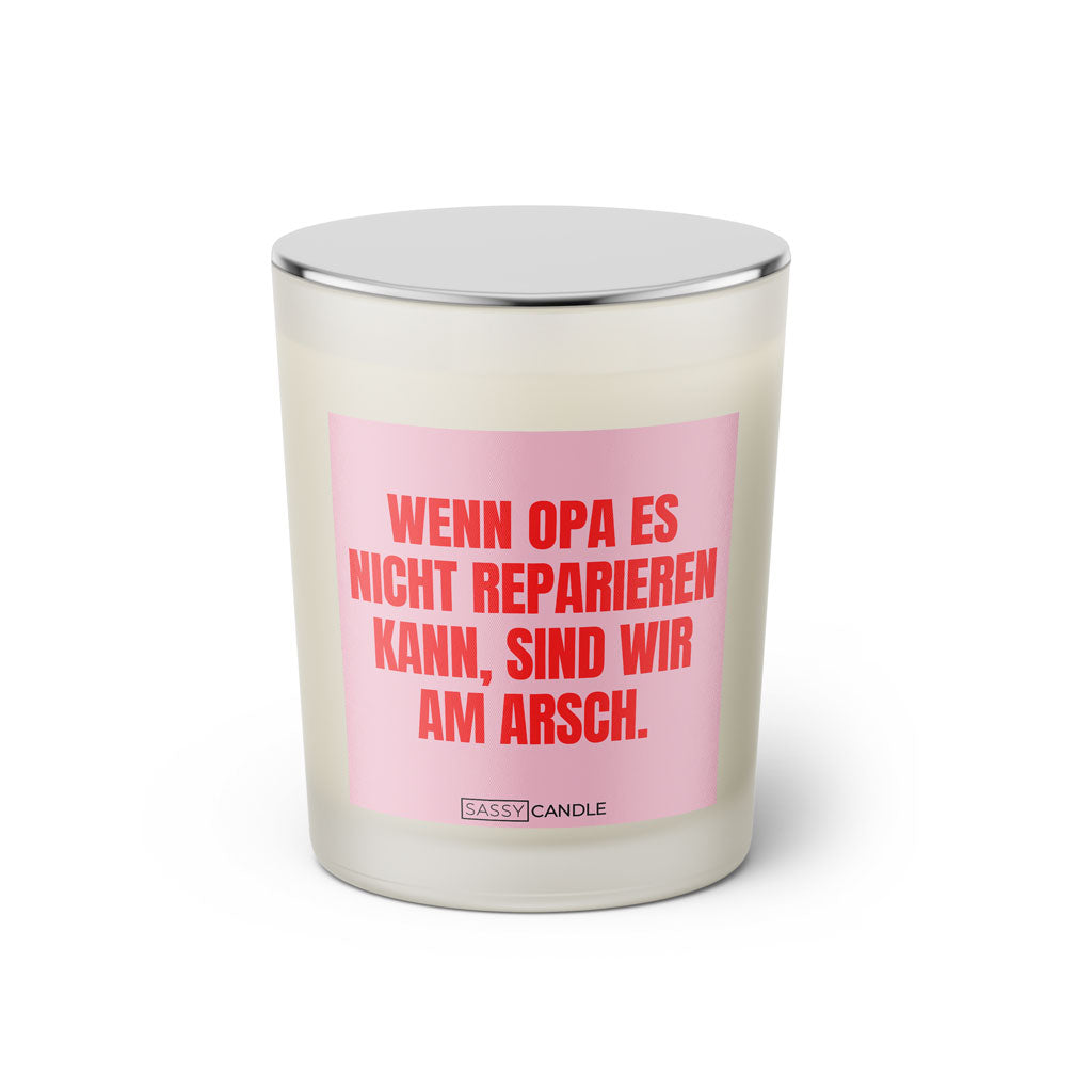 Duftkerze mit witzigen Spruch: Wenn Opa es nicht reparieren kann, sind wir am Arsch. Kerzenglas mit silbernen Deckel von Sassy Candle. Farbe pink und rosa.