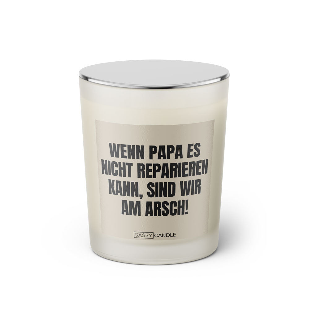 Duftkerze mit witzigen Spruch: Wenn Papa es nicht reparieren kann, sind wir am Arsch. Kerzenglas mit silbernen Deckel von Sassy Candle. Farbe beige und schwarz.