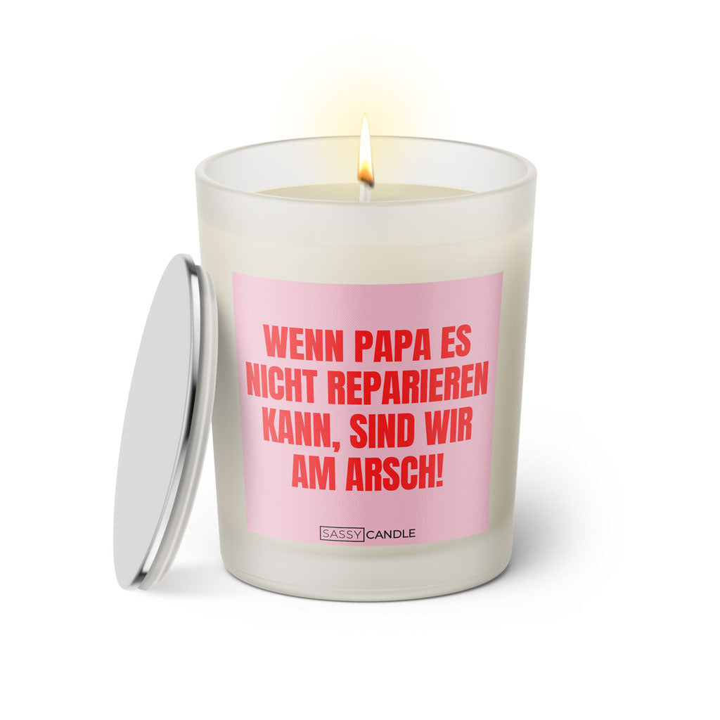 Duftkerze mit witzigen Spruch: Wenn Papa es nicht reparieren kann, sind wir am Arsch. Kerzenglas mit silbernen Deckel von Sassy Candle. Farbe rosa und pink.