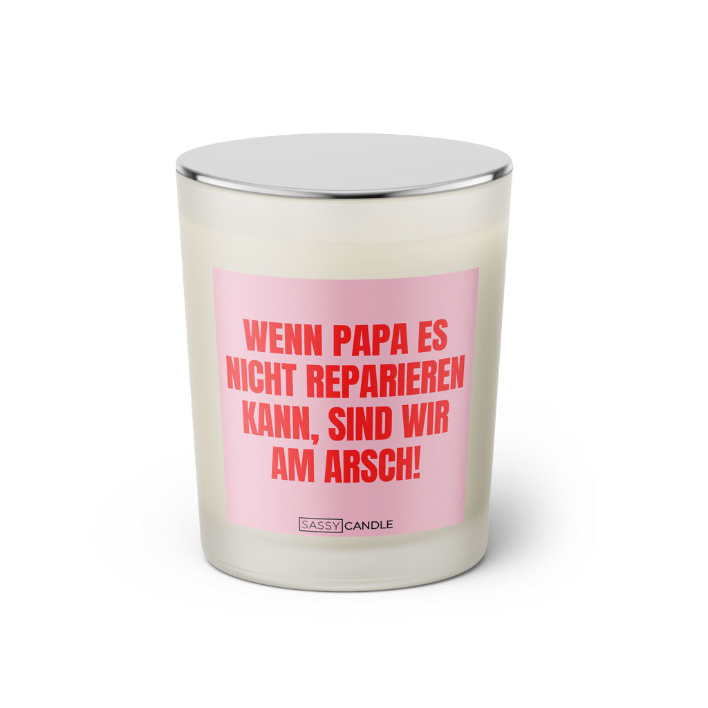 Duftkerze mit witzigen Spruch: Wenn Papa es nicht reparieren kann, sind wir am Arsch. Kerzenglas mit silbernen Deckel von Sassy Candle. Farbe rosa und pink.