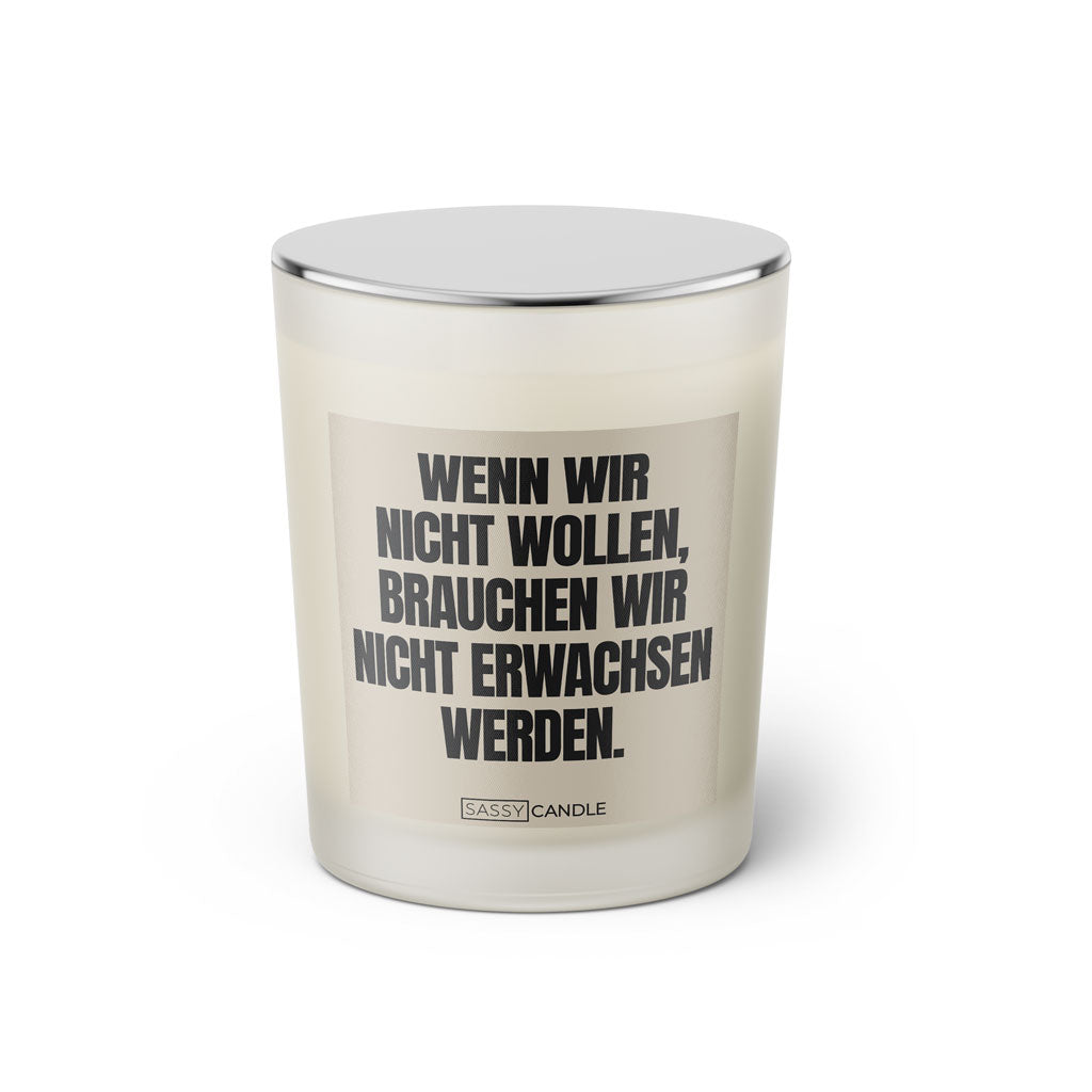 Duftkerze mit Spruch: Wenn wir nicht wollen, brauchen wir nicht erwachsen werden. Farbe beige und schwarz von Sassy Candle.