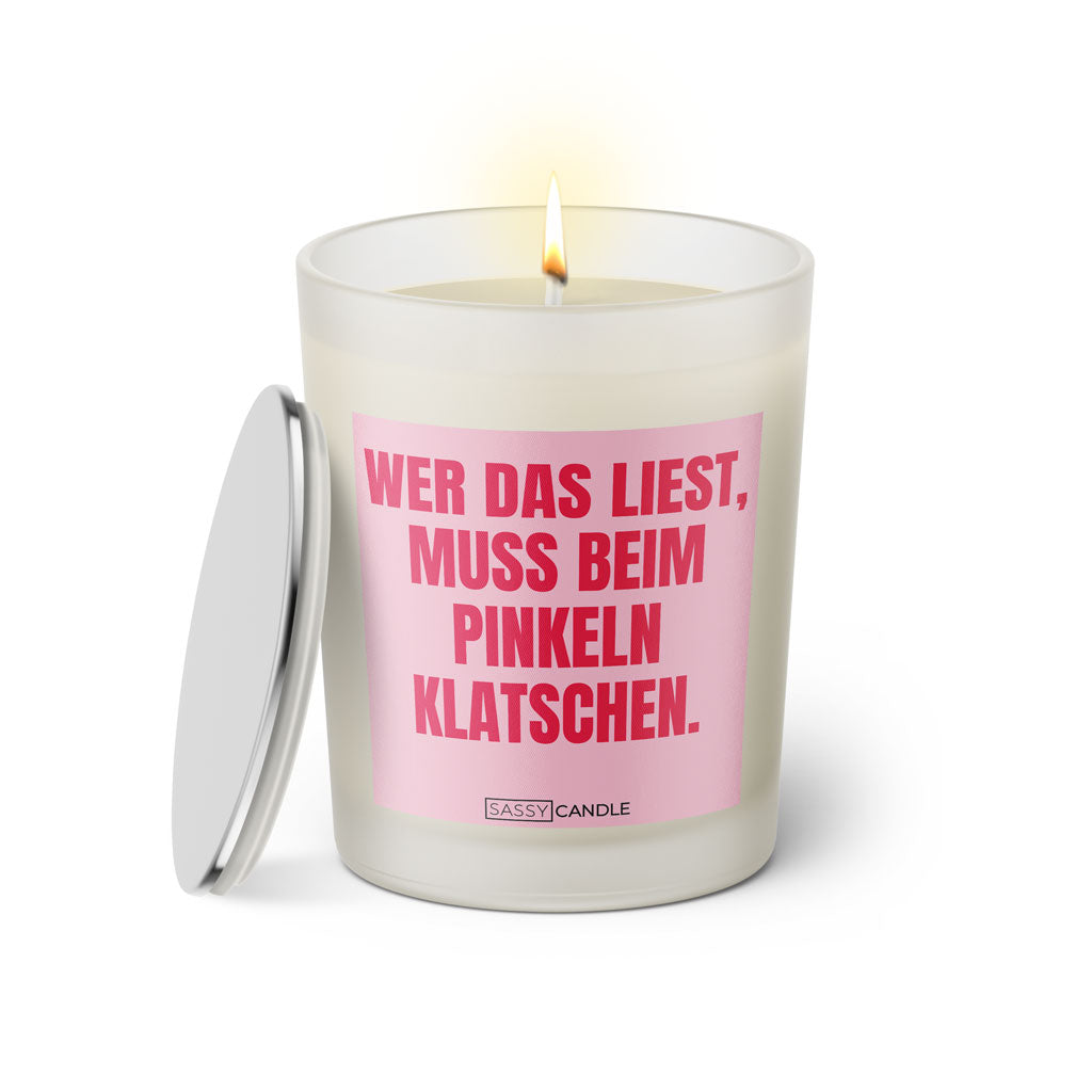 Duftkerze mit witzigem Spruch: Wer das liest muss beim pinkeln klatschen. Farbe rosa und pinke Schrift. Kerzenglas mit silbernem Deckel von SassyCandle.