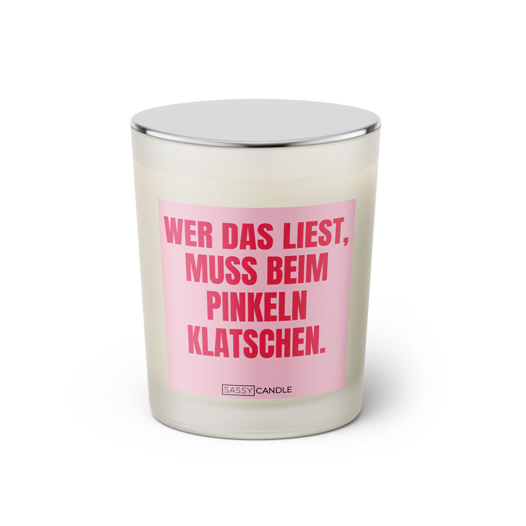 Duftkerze mit witzigem Spruch: Wer das liest muss beim pinkeln klatschen. Farbe rosa und pinke Schrift. Kerzenglas mit silbernem geschlossenem Deckel von SassyCandle.